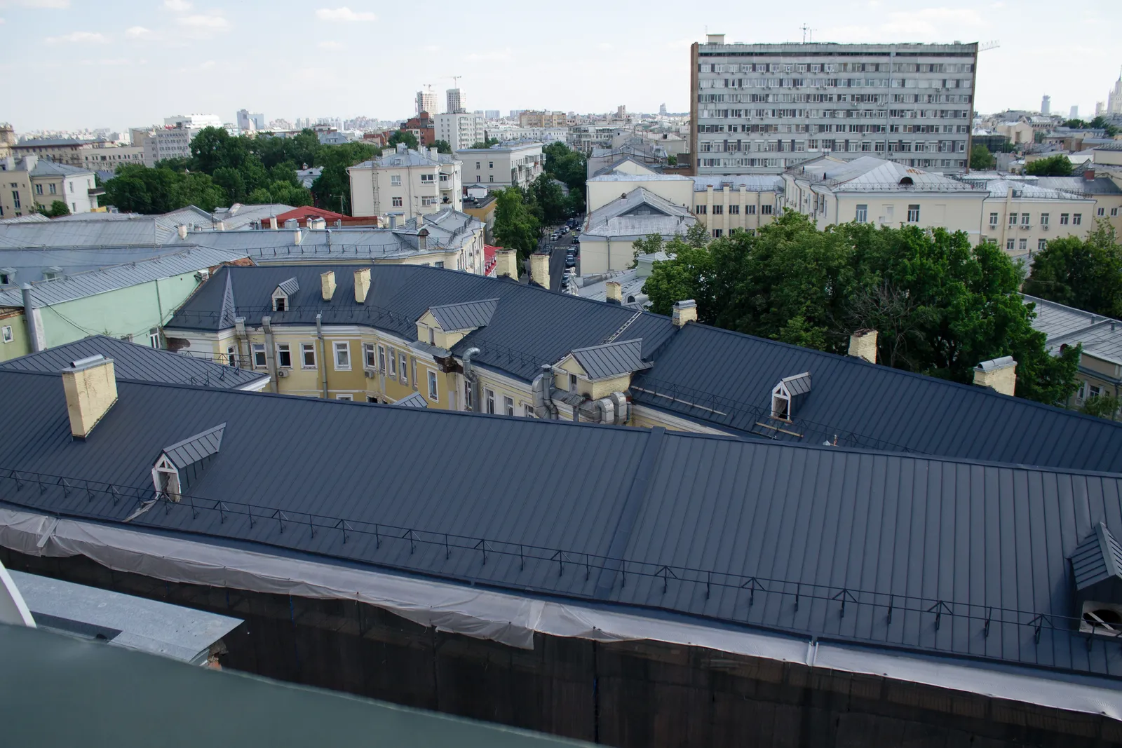 Фальцевая кровля из стали SSAB GreenCoat PURAL BT — объект в городской застройке